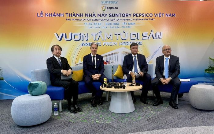 Đại diện lãnh đạo Suntory PepsiCo trao đổi với báo chí bên lề lễ khánh thành nhà máy tại Tây Ninh