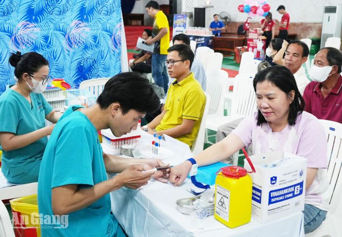 Đoàn viên, người lao động được khám sức khỏe, tầm soát nguy cơ mắc bệnh hiểm nghèo.