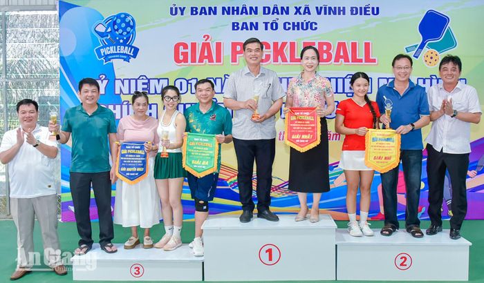 Lãnh đạo xã Vĩnh Điều trao giải cho các vận động viên tham gia thi đấu đôi nam nữ.