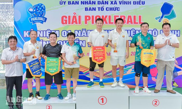 Lãnh đạo xã Vĩnh Điều trao giải cho các vận động viên tham gia thi đấu đôi nam.