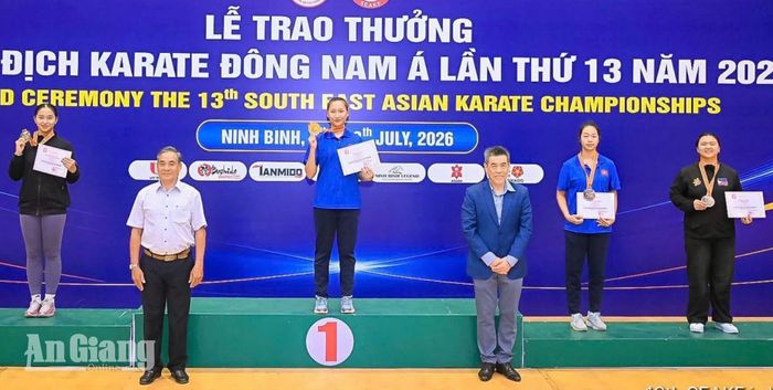Vận động viên Huỳnh Kim Tiền (giữa) đoạt huy chương vàng nội dung Kumite cá nhân nữ trên 66 kg.