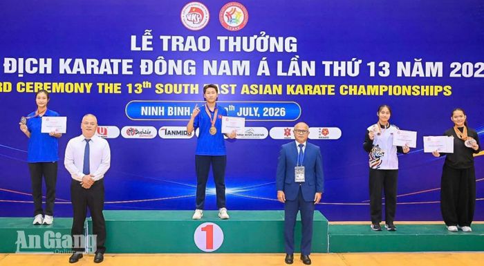 Vận động viên Huỳnh Ngọc Tiền (giữa) đoạt huy chương vàng nội dung Kumite cá nhân nữ 66kg.