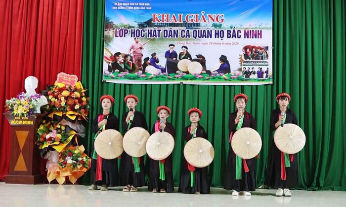  Trẻ em thôn Đá Bờ học hát quan họ. 