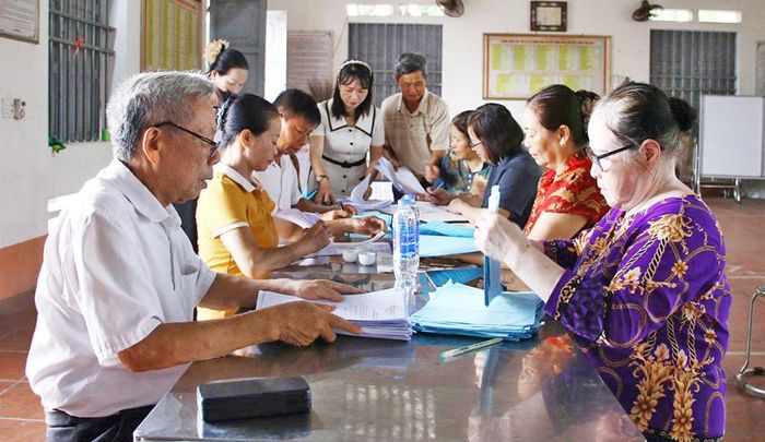 Thôn Tân Sơn 2 (xã Tân Dĩnh) kiểm phiếu sau khi lấy ý kiến.
