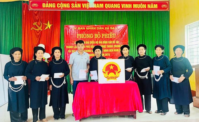 Người dân thôn Sa Lý (xã Sa Lý) tham gia bỏ phiếu.