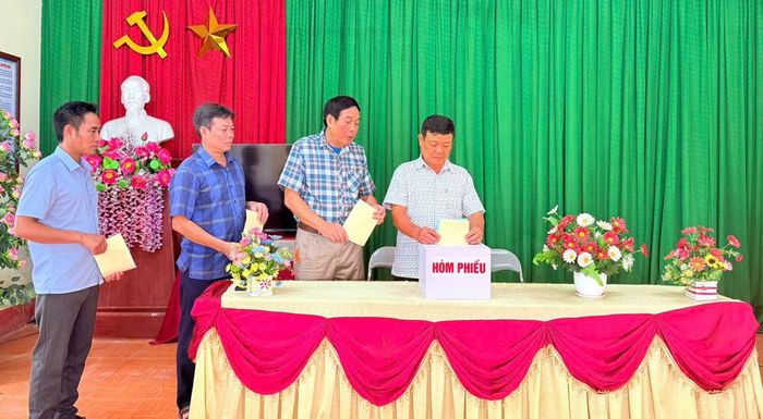 Xã Hiệp Hòa thành lập 25 tổ lấy phiếu tại 25/25 thôn trong xã với tổng số hơn 21,78 nghìn hộ dân tham gia lấy ý kiến. Ngoài 2 nội dung: Lấy ý kiến Dự thảo Đề án thành lập thành phố Bắc Ninh trực thuộc Trung ương và Quy hoạch chung đô thị Bắc Ninh đến năm 2050, tầm nhìn đến năm 2075, xã Hiệp Hòa còn lấy ý kiến đồng thuận vào Dự thảo Đề án thành lập phường Hiệp Hòa. Ảnh: Người dân thôn Quang Trung (xã Hiệp Hòa) nêu cao tinh thần trách nhiệm đi bỏ phiếu từ sáng sớm.