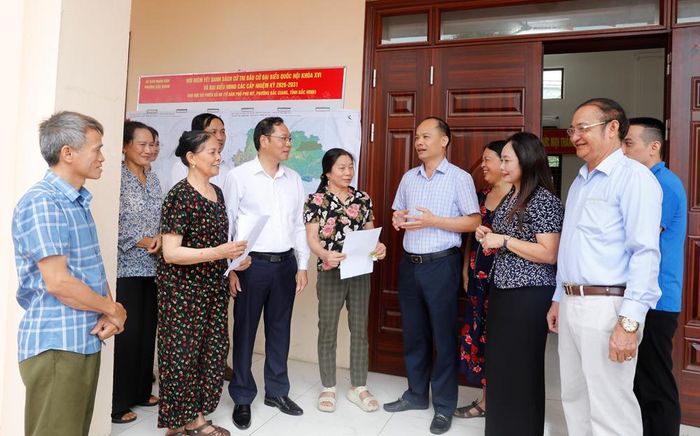 Với vai trò là phường trung tâm của tỉnh, ngay từ sáng sớm lãnh đạo Đảng ủy, UBND, Ủy ban MTTQ phường Bắc Giang đã kiểm tra công tác chuẩn bị và thực hiện bỏ phiếu tại các tổ dân phố trên địa bàn. Ảnh: Lãnh đạo Đảng ủy, UBND, Ủy ban MTTQ phường Bắc Giang trò chuyện, động viên Nhân dân tổ dân phố Phú Mỹ tham gia bỏ phiếu.