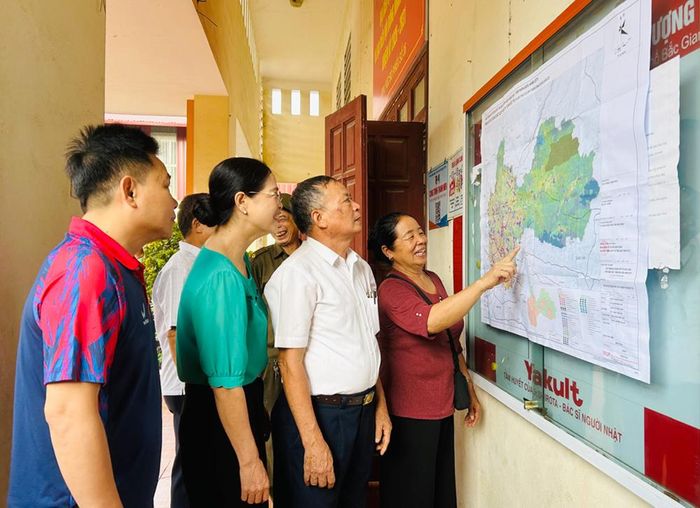 Tổ dân phố Tân Phượng (phường Đa Mai) có 584 hộ. Sáng nay, các gia đình có mặt đông đủ tại Nhà văn hóa tham gia bỏ phiếu vào Đề án thành lập thành phố Bắc Ninh trực thuộc Trung ương và Quy hoạch chung đô thị Bắc Ninh đến năm 2050, tầm nhìn đến năm 2075. Ảnh: Cán bộ, Nhân dân Tổ dân phố Tân Phượng tìm hiểu thông tin trước giờ bỏ phiếu.