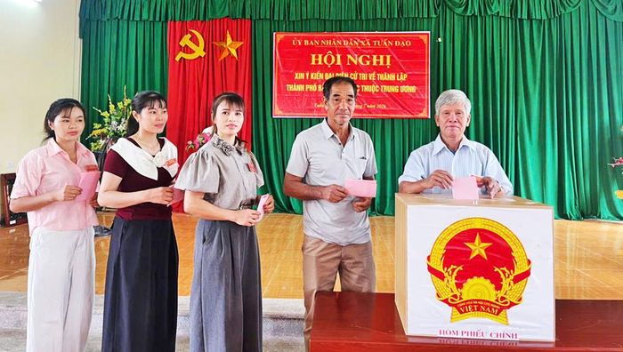 Đại diện hộ gia đình ở thôn Đồng Tâm, xã Tuấn Đạo tham gia bỏ phiếu.