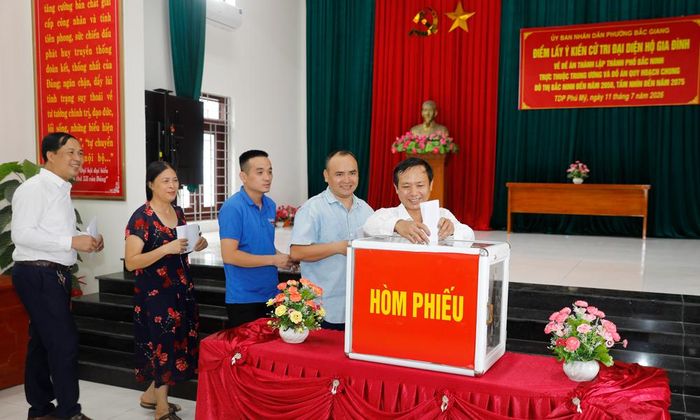 Người dân tổ dân phố Phú Mỹ tham gia bỏ phiếu.