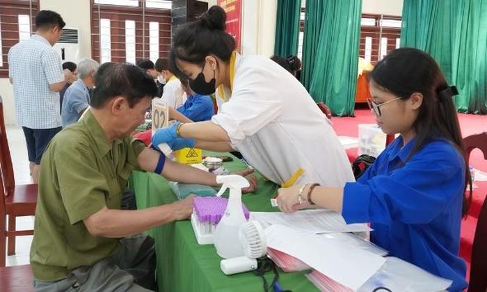  Đoàn viên, thanh niên phường Bắc Giang tham gia hỗ trợ công tác lấy mẫu ADN thân nhân nhằm xác định danh tính liệt sĩ. 