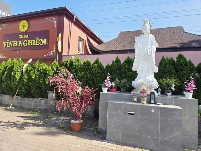 Chùa Vĩnh Nghiêm xây dựng trong khuôn viên chợ Sapa.