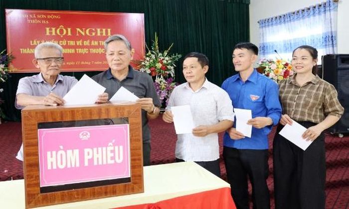 Cử tri đại diện hộ gia đình thôn Hạ, xã Sơn Động đóng góp ý kiến.