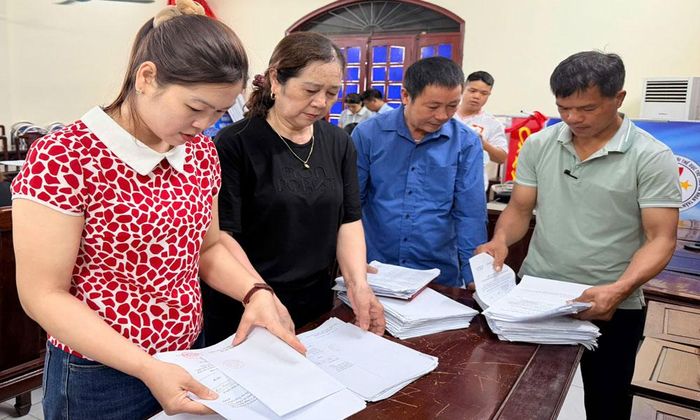Thành viên Tổ lấy ý kiến thôn An Bình, xã Gia Bình tổng hợp phiếu lấy ý kiến Nhân dân trước khi bàn giao cho cơ quan chuyên môn của xã.