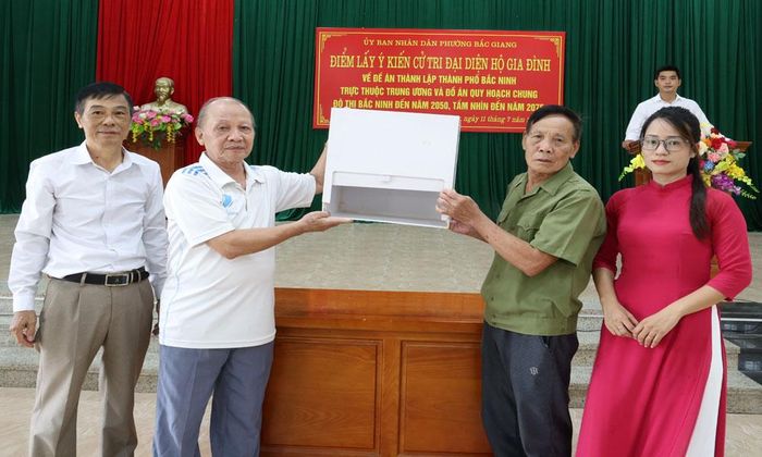 Đại diện cử tri tại tổ dân phố Thọ Xương, phường Bắc Giang kiểm tra hòm phiếu trước giờ lấy ý kiến.