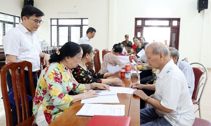 Thành viên Tổ lấy ý kiến tổ dân phố Thọ Xương, phường Bắc Giang hướng dẫn cử tri đại diện hộ gia đình ghi phiếu.