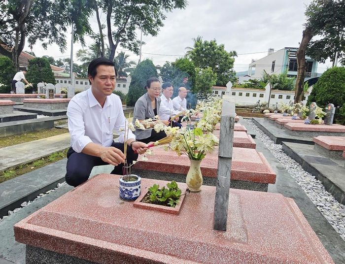  Các đồng chí trong đoàn công tác của tỉnh dâng hương phần mộ liệt sĩ quê hương Bắc Ninh. 