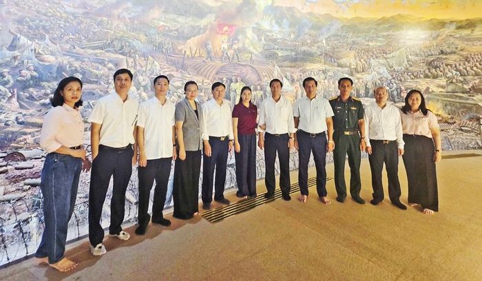  Đoàn công tác tham quan bức tranh panorama tái hiện toàn cảnh chiến dịch Điện Biên Phủ. 