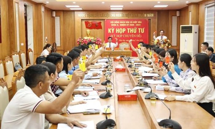  Các đại biểu biểu quyết thông qua Nghị quyết tán thành chủ trương thành lập phường Hiệp Hòa. 
