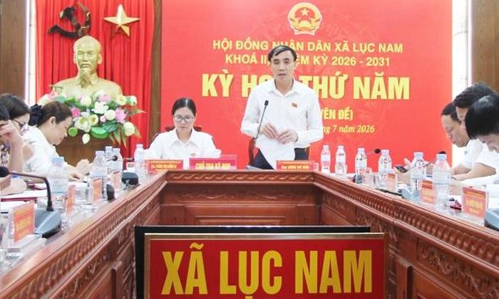 Chủ tịch HĐND xã Lương Thế Tuấn điều hành kỳ họp.