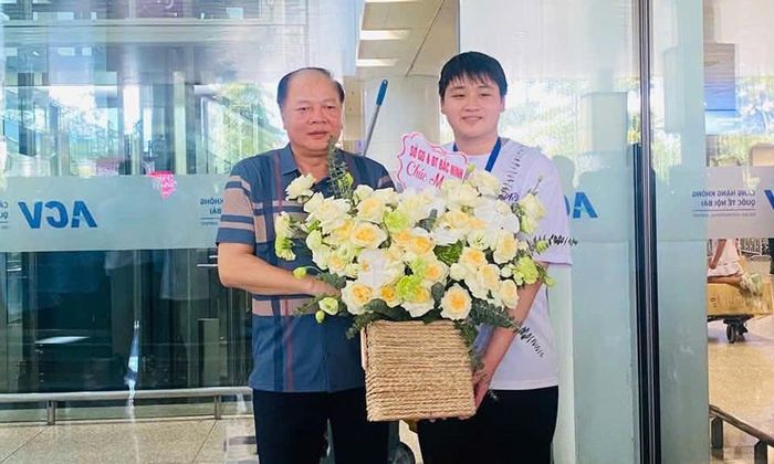  Giám đốc Sở Giáo dục và Đào tạo Bắc Ninh Tạ Việt Hùng chúc mừng Tạ Ngọc Minh giành Huy chương Bạc Olympic Vật lí châu Á (tháng 5/2026) 