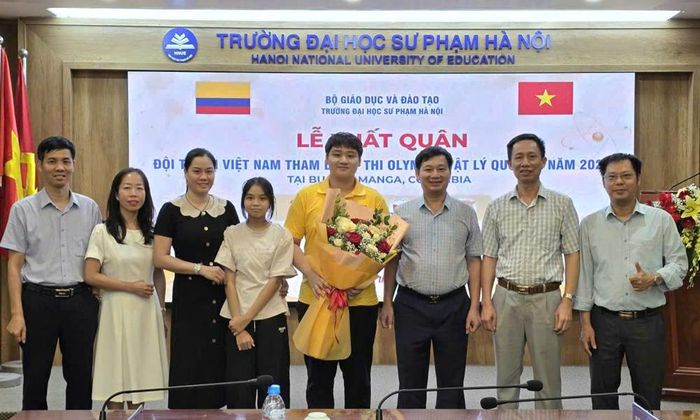  Thầy, cô giáo Trường Trung học phổ thông Chuyên Bắc Ninh và gia đình chúc mừng Tạ Ngọc Minh tại lễ xuất quân thi Olympic Vật lí Quốc tế 2026, tổ chức tại Hà Nội. 