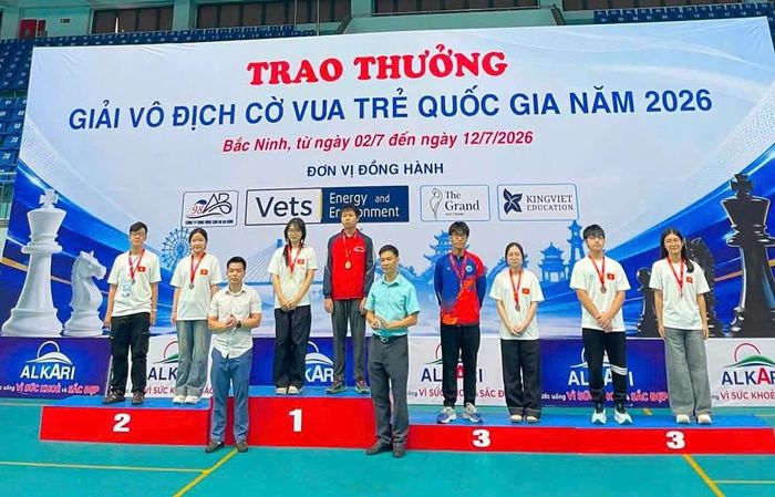  Kỳ thủ Nguyễn Thùy Linh trên bục nhận Huy chương Vàng (bên trái) nội dung Cờ tiêu chuẩn nữ U17. 