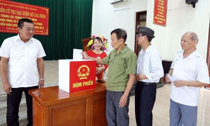 Cử tri đại diện hộ gia đình tại tổ dân phố Thọ Xương, phường Bắc Giang tham gia bỏ phiếu.