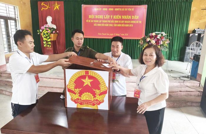 Thành viên tổ lấy ý kiến thôn Thanh Sơn, xã Tây Yên Tử mở niêm phong, tiến hành kiểm phiếu.