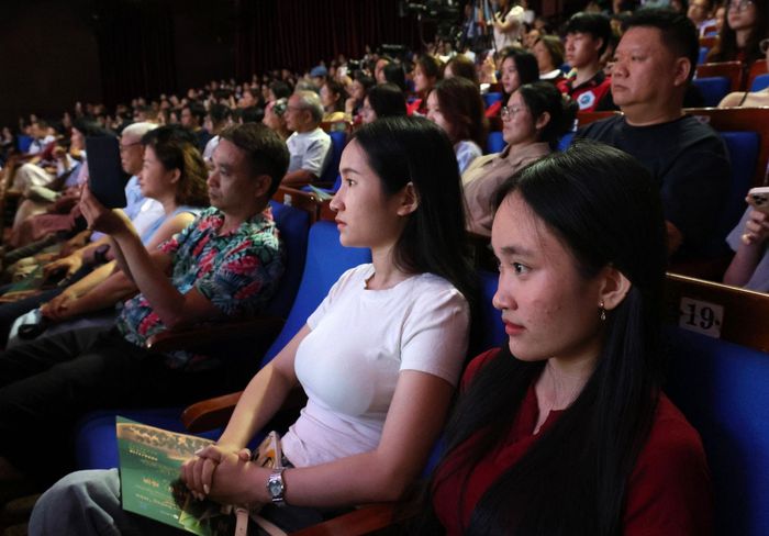 Đông đảo khán giả đến thưởng thức chương trình. Ảnh: NGỌC HÀ