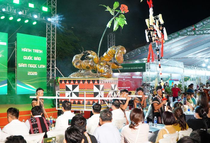 Người đồng bào dân tộc thiểu số thực hiện nghi thức rước Quốc bảo sâm Ngọc Linh tại chương trình. Ảnh: VINH ANH
