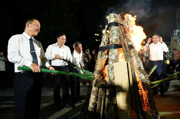 Chủ tịch Ủy ban MTTQ Việt Nam thành phố Lê Trí Thanh (thứ hai, từ trái qua) cùng lãnh đạo UBND thành phố và các đại biểu thắp lửa khai mạc chương trình. Ảnh: VINH ANH