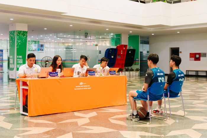 Thí sinh tham gia tìm kiếm học bổng tại Trường Tiểu học, THCS và THPT FPT Đà Nẵng. Ảnh: NGỌC HÀ