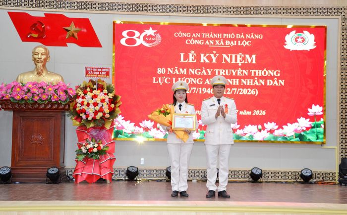 Trao tặng giấy khen của Giám đốc Công an thành phố Đà Nẵng cho cá nhân xuất sắc. Ảnh: CÔNG TÚ