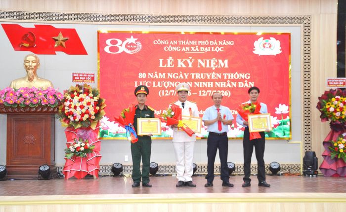 Lãnh đạo xã Đại Lộc tặng giấy khen cho 3 tập thể tiêu biểu. Ảnh: CÔNG TÚ