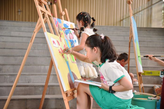 Các em nhỏ phát huy sức sáng tạo trong những bức tranh. Ảnh: KHÔI NGUYÊN