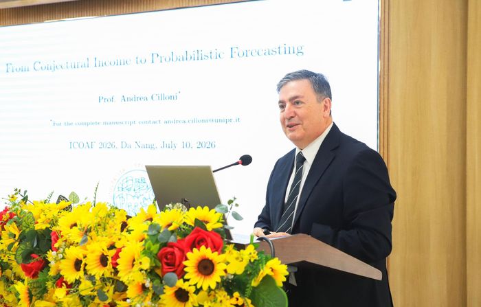 Giáo sư Andrea Cilloni (Đại học Parma, Ý) chia sẻ tại hội thảo. Ảnh: NGỌC PHÚ