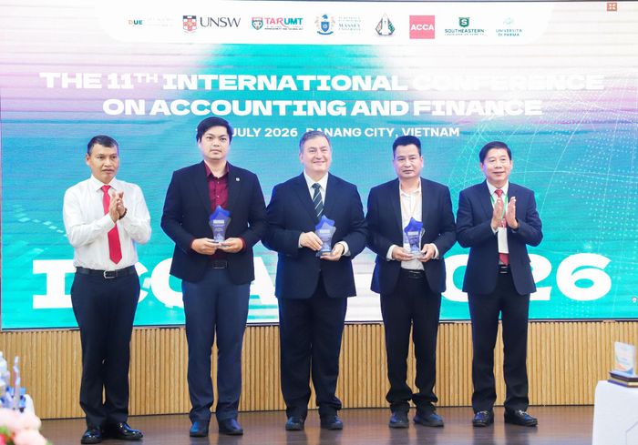 Phó Chủ tịch Thường trực UBND thành phố Hồ Kỳ Minh (bên trái) trao kỷ niệm chương cho các đơn vị đồng tổ chức hội thảo. Ảnh: NGỌC PHÚ