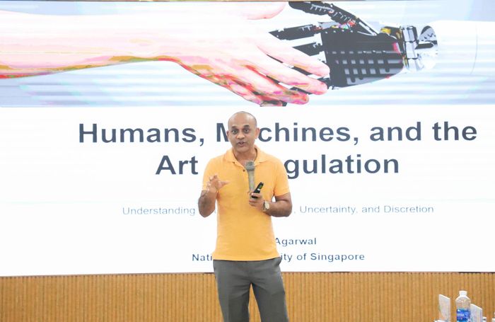 Giáo sư Sumit Agarwal (Đại học Quốc gia Singapore) chia sẻ tại hội thảo. Ảnh: NGỌC PHÚ