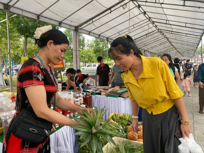 Người tiêu dùng ngày càng quan tâm đến nông sản địa phương. Ảnh: VĨNH LỘC