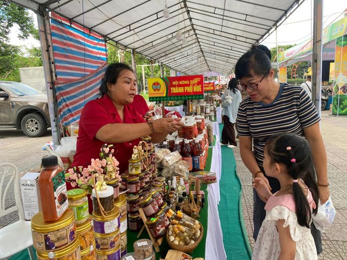 Trong bối cảnh cạnh tranh hiện nay, người nông dân phải thay đổi tư duy từ sản xuất theo thói quen sang sản xuất theo nhu cầu thị trường. Ảnh: VĨNH LỘC