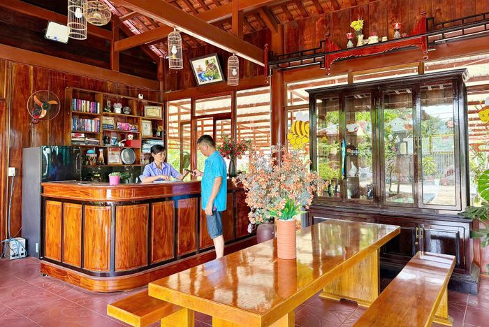 Ama Homestay của chị Nguyễn Thị Bình ở xã Sông Vàng thường xuyên đón khách tham quan và lưu trú. Ảnh: PHAN VINH