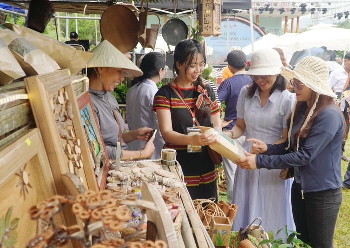 Trà Leng đang đẩy mạnh các hoạt động xúc tiến thương mại với cây quế và các sản phẩm từ cây quế. Ảnh: PHAN VINH