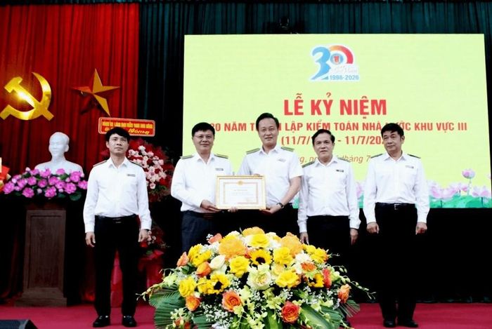 Tổng Kiểm toán Nhà nước Nguyễn Hữu Nghĩa (thứ 3, phải sang) trao tặng Bằng khen cho Kiểm toán Nhà nước khu vực III. Ảnh: TRỌNG HUY