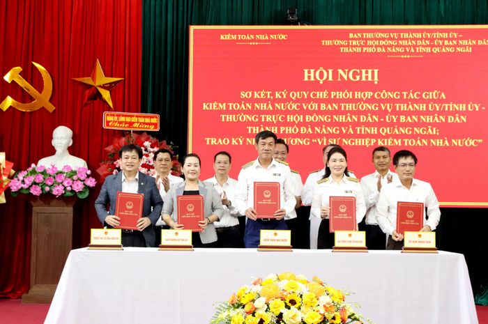 Kiểm toán Nhà nước ký kết Quy chế phối hợp công tác với tỉnh Quảng Ngãi. Ảnh: TRỌNG HUY