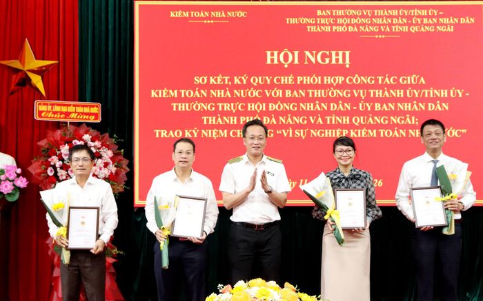 Tổng Kiểm toán Nhà nước Nguyễn Hữu Nghĩa trao Kỷ niệm chương “Vì sự nghiệp Kiểm toán Nhà nước” cho các cá nhân. Ảnh: TRỌNG HUY