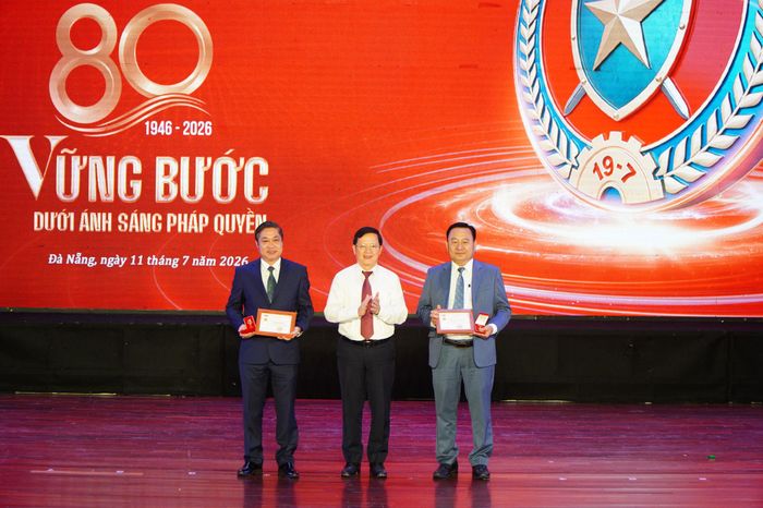 Thứ trưởng Bộ Tư pháp Mai Lương Khôi trao Kỷ niệm chương “Vì sự nghiệp Tư pháp” cho Phó Chủ tịch UBND thành phố Phan Thái Bình (ngoài cùng bên trái) và Phó Chủ tịch HĐND thành phố Nguyễn Công Thanh. Ảnh: VINH ANH