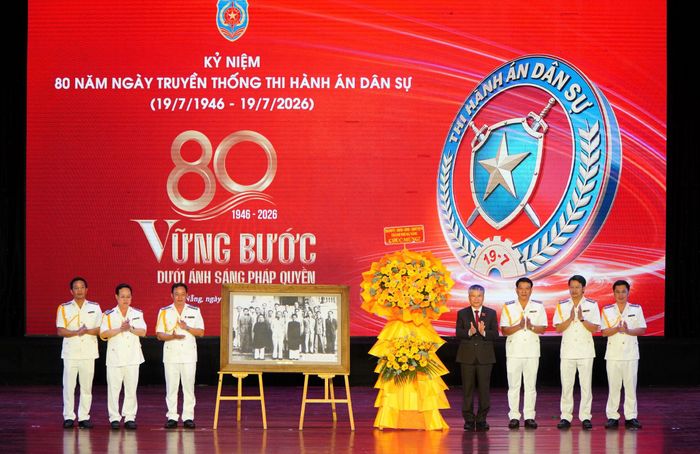 Chủ tịch HĐND thành phố Nguyễn Đức Dũng (thứ 4, phải sang) tặng hoa chúc mừng Thi hành án dân sự thành phố Đà Nẵng. Ảnh: VINH ANH