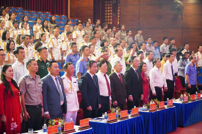 Các đồng chí lãnh đạo và đại biểu thực hiện nghi thức chào cờ tại chương trình kỷ niệm. Ảnh: VINH ANH