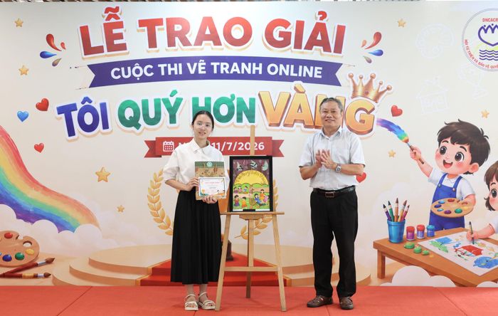 Phó Giám đốc Sở Giáo dục và Đào tạo Mai Tấn Linh trao giải nhì cho thí sinh. Ảnh: NGỌC HÀ.